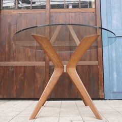 イタリア Calligaris(カリガリス)社のTOKYO 円形ダイニングテーブルです。ガラスの透明感とスタイリッシュな脚がポイントのラウンドテーブル。モダンなお部屋や北欧スタイルなどに♪CF312