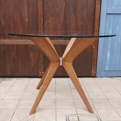 イタリア Calligaris(カリガリス)社のTOKYO 円形ダイニングテーブルです。ガラスの透明感とスタイリッシュな脚がポイントのラウンドテーブル。モダンなお部屋や北欧スタイルなどに♪CF312