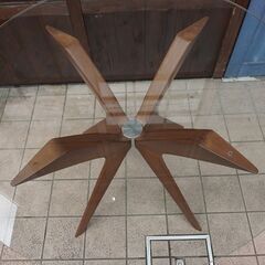 イタリア Calligaris(カリガリス)社のTOKYO 円形ダイニングテーブルです。ガラスの透明感とスタイリッシュな脚がポイントのラウンドテーブル。モダンなお部屋や北欧スタイルなどに♪CF312