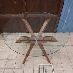 イタリア Calligaris(カリガリス)社のTOKYO 円形ダイニングテーブルです。ガラスの透明感とスタイリッシュな脚がポイントのラウンドテーブル。モダンなお部屋や北欧スタイルなどに♪CF312