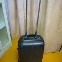 キャリーバッグ　スーツケース　ハードタイプ　ブラック　