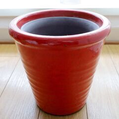 陶器製の赤い植木鉢