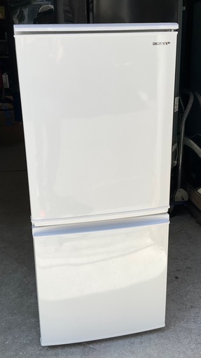 【RKGRE-925】特価！シャープ/137L 2ドア冷凍冷蔵庫/SJ-C14E-W/中古品/2019年製/当社より近隣無料配達！