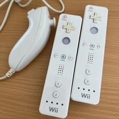 Wii リモコン2個、ヌンチャク1個