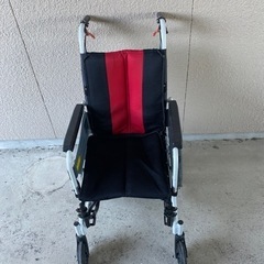 赤ラインかがおしゃれな車椅子