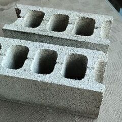 厚さ15cmのコンクリートブロック 2個(やや汚れ、小欠けあり)