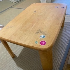 低いテーブル