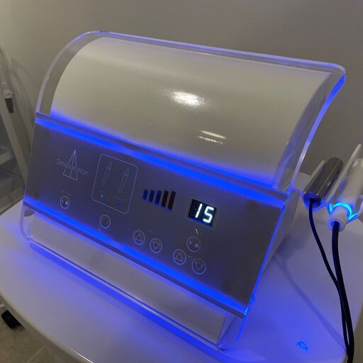 (4ヶ月のみ使用の美品) 定価1,650,000円 シミケアマシン 業務用 美容 エステサロン開業に 備品つき 保証あり2年6ヶ月 エステ 副業  高利益 備品付き