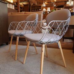 イタリアMAGIS(マジス)社のハイメ・アジョン デザイン PINA(ピーニャ) アームチェア2脚セット/グレーです。パイナップルのようなフレームがキュートなダイニングチェア♪CF338