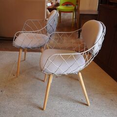 イタリアMAGIS(マジス)社のハイメ・アジョン デザイン PINA(ピーニャ) アームチェア2脚セット/グレーです。パイナップルのようなフレームがキュートなダイニングチェア♪CF338