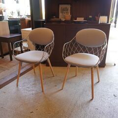 イタリアMAGIS(マジス)社のハイメ・アジョン デザイン PINA(ピーニャ) アームチェア2脚セット/グレーです。パイナップルのようなフレームがキュートなダイニングチェア♪CF338