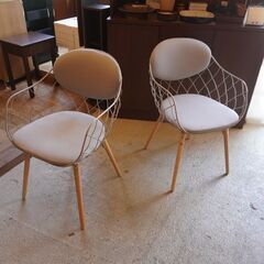 イタリアMAGIS(マジス)社のハイメ・アジョン デザイン PINA(ピーニャ) アームチェア2脚セット/グレーです。パイナップルのようなフレームがキュートなダイニングチェア♪CF338