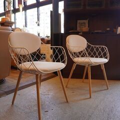 イタリアMAGIS(マジス)社のハイメ・アジョン デザイン PINA(ピーニャ) アームチェア2脚セット/ホワイトです。パイナップルのようなフレームがキュートなダイニングチェア♪CF339