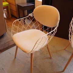 イタリアMAGIS(マジス)社のハイメ・アジョン デザイン PINA(ピーニャ) アームチェア2脚セット/ホワイトです。パイナップルのようなフレームがキュートなダイニングチェア♪CF339