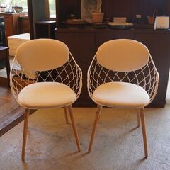 イタリアMAGIS(マジス)社のハイメ・アジョン デザイン PINA(ピーニャ) アームチェア2脚セット/ホワイトです。パイナップルのようなフレームがキュートなダイニングチェア♪CF339