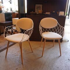 イタリアMAGIS(マジス)社のハイメ・アジョン デザイン PINA(ピーニャ) アームチェア2脚セット/ホワイトです。パイナップルのようなフレームがキュートなダイニングチェア♪CF339