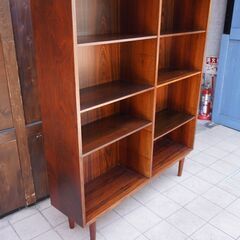 デンマークより買い付けた、OMANN JUN社の希少なローズウッド材を使用したMODEL 6 ブックシェルフ。シンプルでスッキリとした北欧家具らしいブックケース。店舗にもおススメのビンテージ本棚。CF344