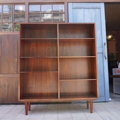 デンマークより買い付けた、OMANN JUN社の希少なローズウッド材を使用したMODEL 6 ブックシェルフ。シンプルでスッキリとした北欧家具らしいブックケース。店舗にもおススメのビンテージ本棚。CF344