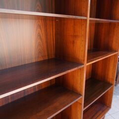 デンマークより買い付けた、OMANN JUN社の希少なローズウッド材を使用したMODEL 6 ブックシェルフ。シンプルでスッキリとした北欧家具らしいブックケース。店舗にもおススメのビンテージ本棚。CF344