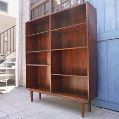 デンマークより買い付けた、OMANN JUN社の希少なローズウッド材を使用したMODEL 6 ブックシェルフ。シンプルでスッキリとした北欧家具らしいブックケース。店舗にもおススメのビンテージ本棚。CF344