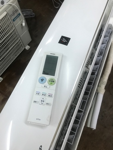 2015 Sharp 10-12畳。 無料のエアコンの設置!