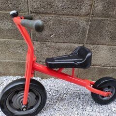 子供用の自転車　JAKUETS アクティブライダーエルゴ　赤色です。