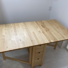 IKEAの折畳み式ダイニングテーブル（折畳み式の椅子2脚付き）