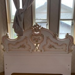 CIlik ベッド　キングサイズ　ベッドフレーム　マットレス　ロココ調家具　順番にお答えしますので少しお待ちください。