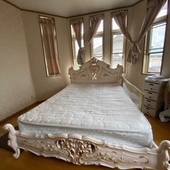 CIlik ベッド　キングサイズ　ベッドフレーム　マットレス　ロココ調家具　順番にお答えしますので少しお待ちください。