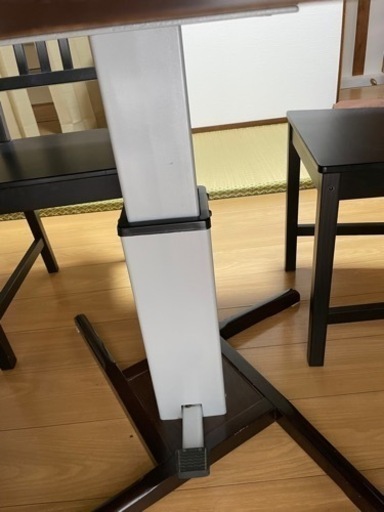 昇降ダイニングテーブルとIKEA椅子四つセット