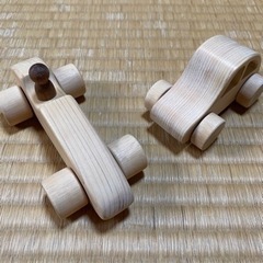 国産手作り木のおもちゃ　ヒノキの車２台