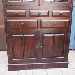 北海道民芸家具(HOKUMIN)のカバ無垢材を使用した、食器棚です。アンティーク調のクラシックなダイニングボードは和・洋問わず活躍します♪本棚などにも！飛騨産業(キツツキマーク)CF404