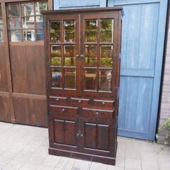 北海道民芸家具(HOKUMIN)のカバ無垢材を使用した、食器棚です。アンティーク調のクラシックなダイニングボードは和・洋問わず活躍します♪本棚などにも！飛騨産業(キツツキマーク)CF404