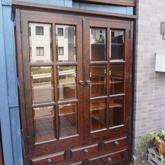 北海道民芸家具(HOKUMIN)のカバ無垢材を使用した、食器棚です。アンティーク調のクラシックなダイニングボードは和・洋問わず活躍します♪本棚などにも！飛騨産業(キツツキマーク)CF404