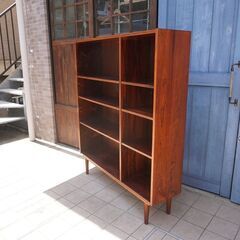 デンマークより買い付けた、H.P.HANSEN社の希少なローズウッド材を使用したブックシェルフ。シンプルでスッキリとした北欧家具らしいブックケース。店舗にもおススメのビンテージ本棚。CF411