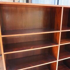 デンマークより買い付けた、H.P.HANSEN社の希少なローズウッド材を使用したブックシェルフ。シンプルでスッキリとした北欧家具らしいブックケース。店舗にもおススメのビンテージ本棚。CF411