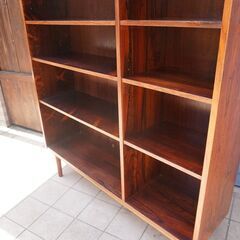 デンマークより買い付けた、H.P.HANSEN社の希少なローズウッド材を使用したブックシェルフ。シンプルでスッキリとした北欧家具らしいブックケース。店舗にもおススメのビンテージ本棚。CF411