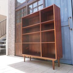 デンマークより買い付けた、H.P.HANSEN社の希少なローズウッド材を使用したブックシェルフ。シンプルでスッキリとした北欧家具らしいブックケース。店舗にもおススメのビンテージ本棚。CF411