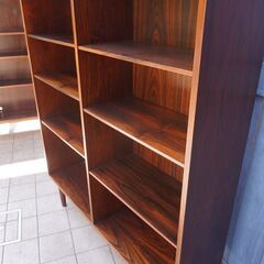 デンマークより買い付けた、OMANN JUN. 社の希少なローズウッド材を使用したMODEL 6 ブックシェルフ。シンプルでスッキリとした北欧家具らしいブックケース。店舗にもおススメのビンテージ本棚。CF412