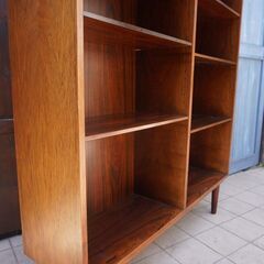 デンマークより買い付けた、OMANN JUN. 社の希少なローズウッド材を使用したMODEL 6 ブックシェルフ。シンプルでスッキリとした北欧家具らしいブックケース。店舗にもおススメのビンテージ本棚。CF412