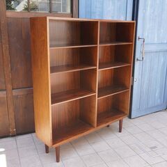 デンマークより買い付けた、OMANN JUN. 社の希少なローズウッド材を使用したMODEL 6 ブックシェルフ。シンプルでスッキリとした北欧家具らしいブックケース。店舗にもおススメのビンテージ本棚。CF412