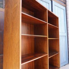 デンマークより買い付けた、OMANN JUN. 社の希少なローズウッド材を使用したMODEL 6 ブックシェルフ。シンプルでスッキリとした北欧家具らしいブックケース。店舗にもおススメのビンテージ本棚。CF412