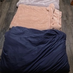 毛布2枚、掛け布団1つ