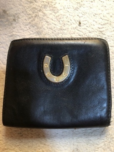 GUCCIの折り畳み財布とYSLの化粧品です！
