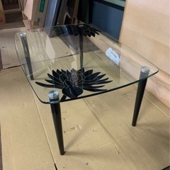 強化ガラスのお洒落なテーブル