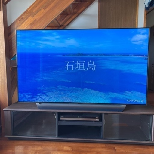 LG65インチカラーテレビとシャープ 4KチューナーとTV台