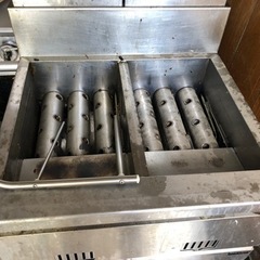 業務用フライヤー、4口コンロ、食器等