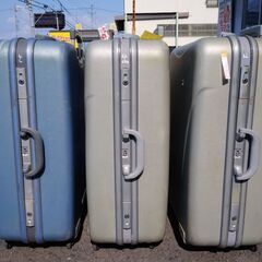 格安中古　旅行鞄　スーツケース　Ｌ／Ｌサイズw53h77d25cm　ハードケース　ＪＥＴ　ＳＴＲＥＡＭ　３重ロック・２ハンドル付き　。Ｍ，Ｌサイズもあります。  　画像左のスカイブルーと３のシルバーの各１台です。左側から２のの品シルバーは、4400円で使用ＯＫの補修品です。の画像