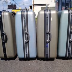 格安中古　旅行鞄　スーツケース　Ｌ／Ｌサイズw53h77d25cm　ハードケース　ＦＲＥＥＤＯＭ　３重ロック・２ハンドル付き。他メーカーのＭ、Ｌ，ＬＬサイズもあります。  　画像左から３のグレー各１台限りです。の画像