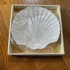 貝殻型のオシャレなお皿とトング